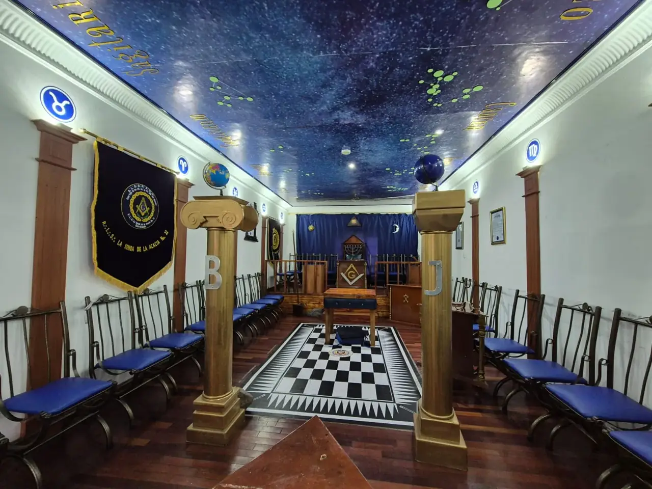 Templo de la logia preparado para una tenida